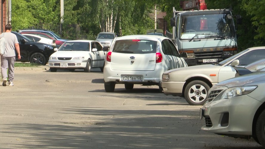 Двор превратился в автобан в Иркутске