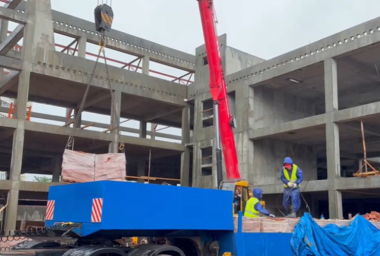 Кирпич начали завозить на стройку школы в 26 микрорайоне Братска