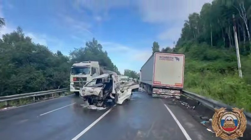 Из-за серьёзного ДТП перекрыли федеральную автодорогу в Слюдянском районе