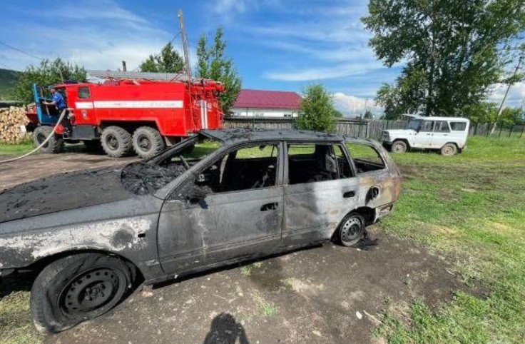 Житель Жигалово пытался спасти автомобиль из горящего гаража и получил ожоги