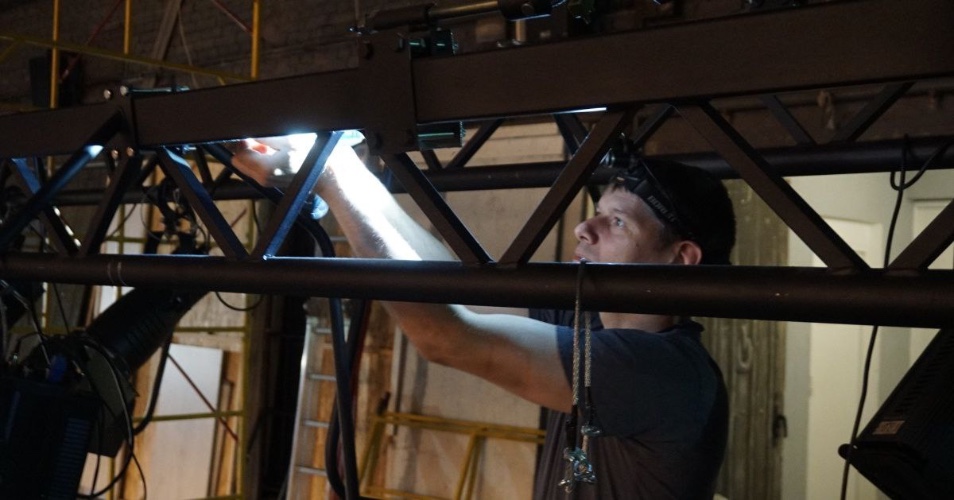 Братский драмтеатр обновляет систему освещения сцены