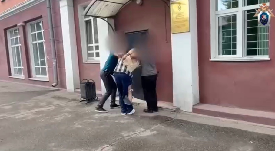 Мужчину, напавшего с ножом на врачей в Иркутске, допрашивают следователи