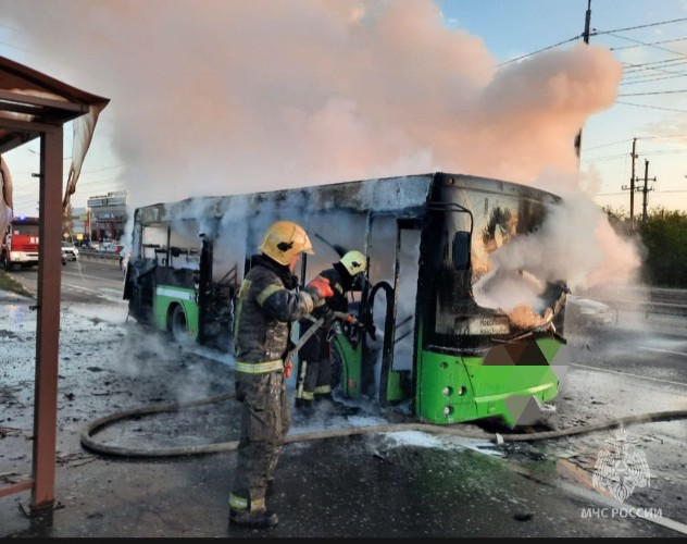 Пожарные оперативно ликвидировали возгорание автобуса в Иркутске