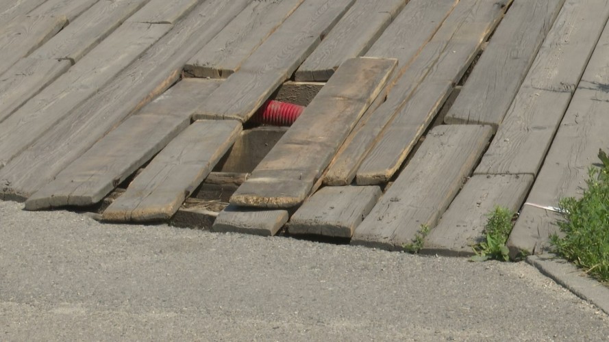 Деревянный настил в микрорайоне Солнечном Иркутска превратился в ловушку для горожан