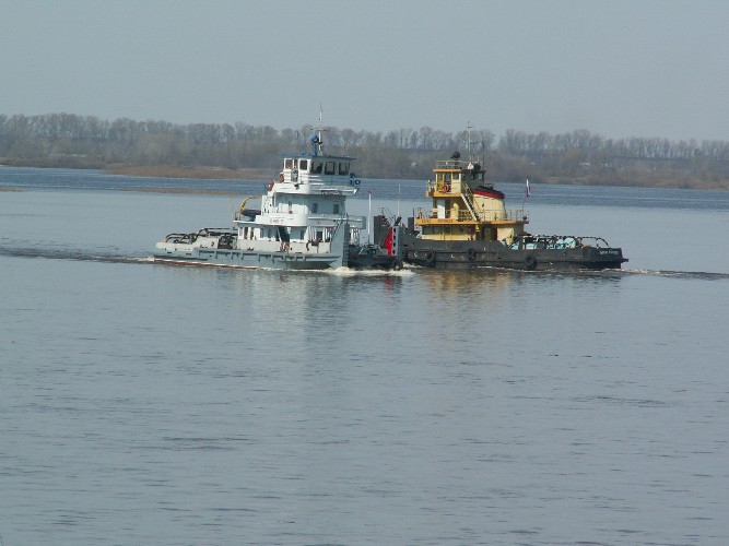 Теплоход с баржей сел на мель в Киренском районе