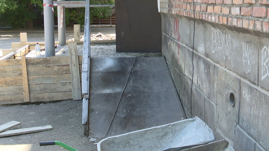 Два инвалида в Иркутске оказались изолированными из-за ремонта в многоквартирном доме