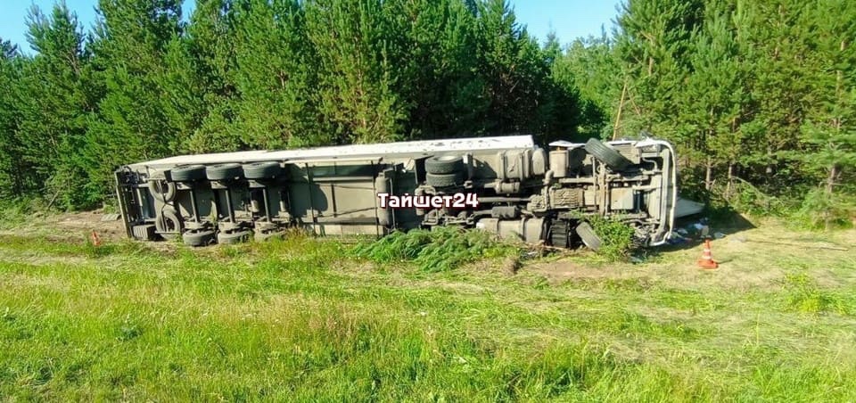 Фура опрокинулась на трассе в Тайшетском районе