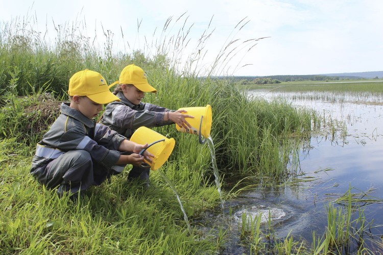 Дети приняли участие в выпуске мальков пеляди в реку в Усольском районе