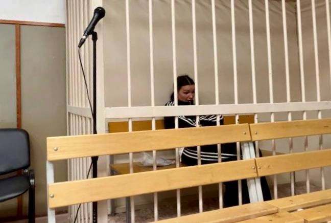 Оскорбила сотрудника ДПС и покусала оперативника: блогера из Иркутска арестовали на полтора месяца