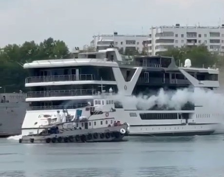 Круизный лайнер «Баргузин» протаранил буксир в Иркутске