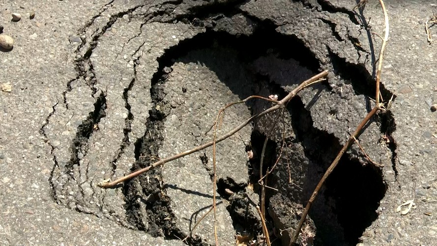 Ямы взяли в заложники дороги Иркутска