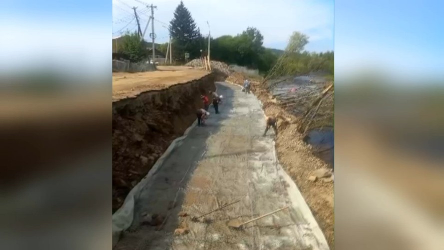 Земля ушла из-под ног жителей одной из улиц в Большом Луге Шелеховского района