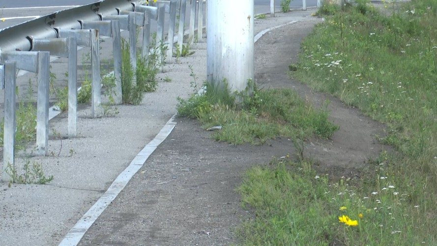 По технологической полке ходят горожане на Верхней набережной в Иркутске