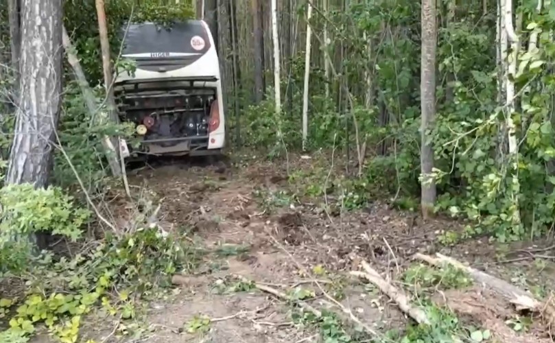 Пять человек пострадали при столкновении внедорожника и рейсового автобуса в Братске