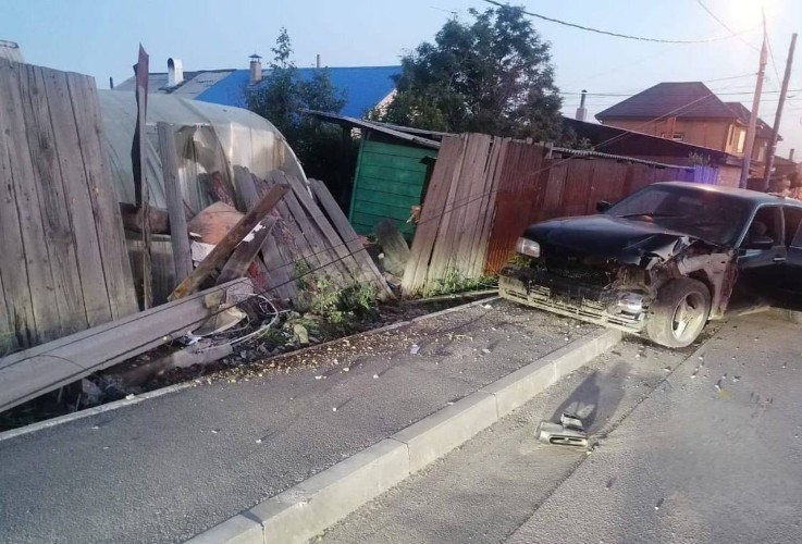 Пьяный водитель без номеров устроил погоню и врезался в столб в Иркутске