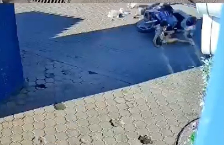 В Иркутске мотоциклиста, сбившего школьницу на тротуаре, арестовали на 10 суток