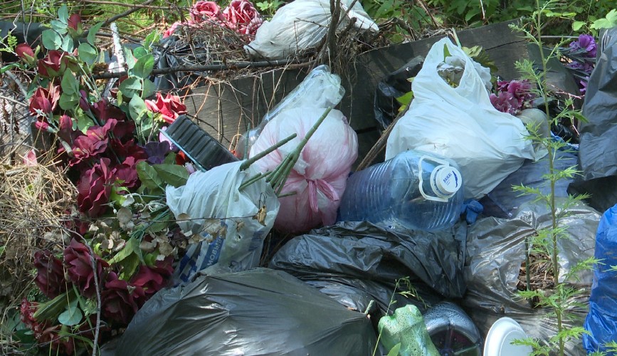 Кладбища в Иркутске и пригороде стали местом складирования мусора