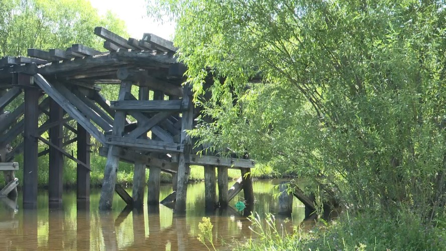 Полуразрушенный мост в Шелеховском районе дети превратили в площадку для игр