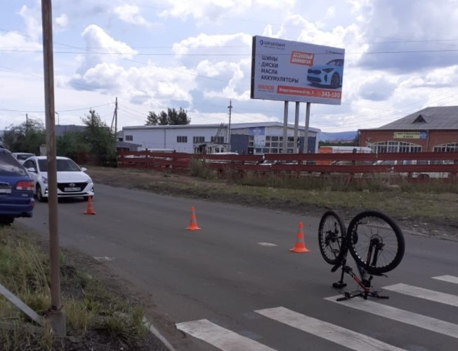 Автомобиль сбил велосипедиста на пешеходном переходе в Братске