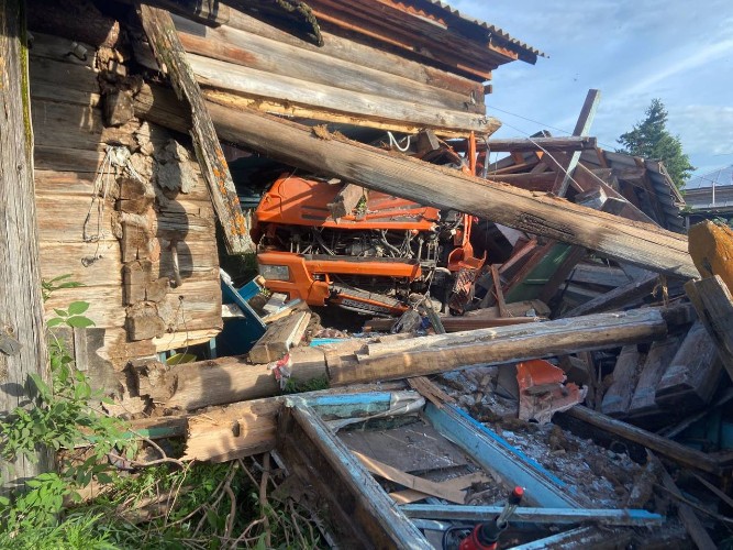 В Качугском районе КАМАЗ врезался в дом: один человек погиб, трое пострадали