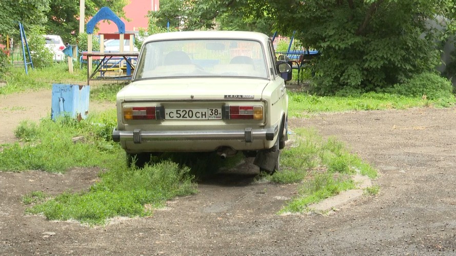 За парковку на газонах и захламление дворов штрафуют в Иркутске