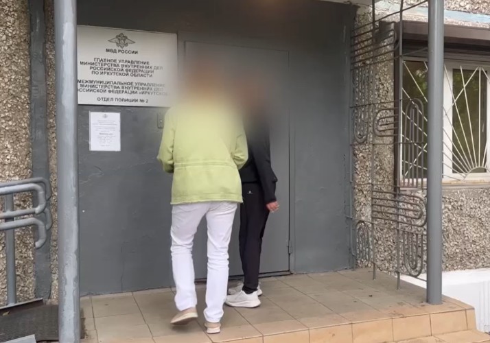 «Школьные работники» выманили 450 тыс. рублей у семьи в Иркутске