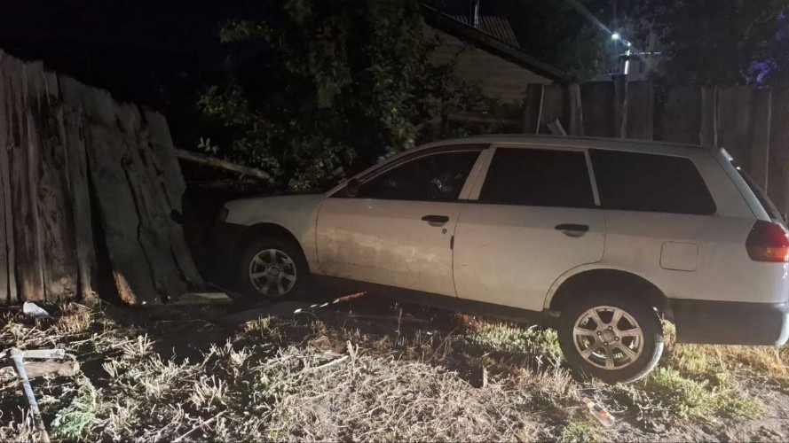 Приятели в Свирске угнали и разбили чужую машину