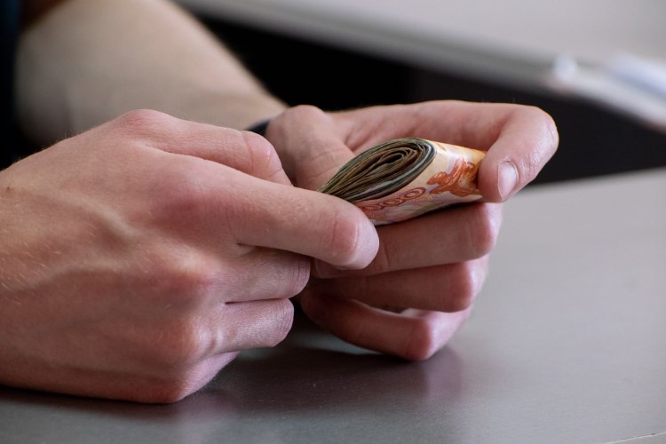 Госслужащим в Иркутской области с 1 октября повысят зарплаты на 7,6%