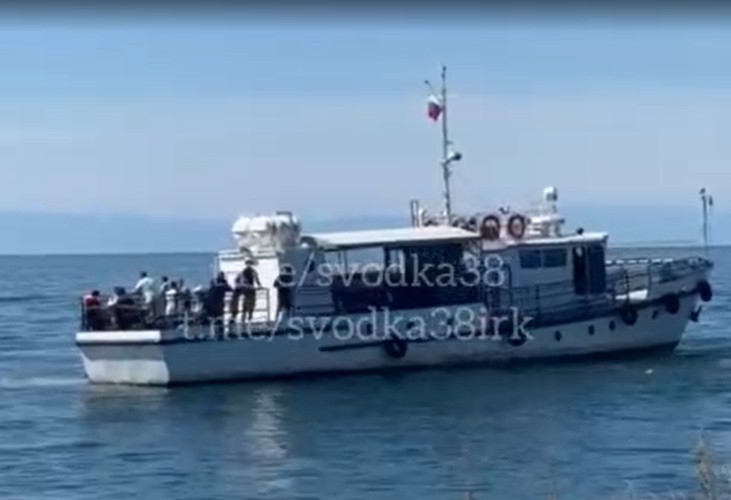 Судно "Фартовый-2" столкнулось с волноломом на Байкале утром 29 июля