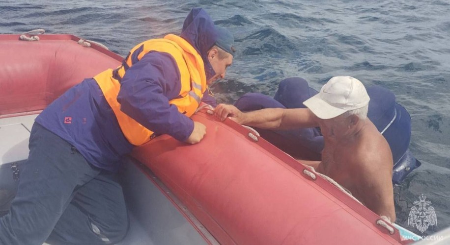 Туриста на сапе выловили спасатели на Байкале