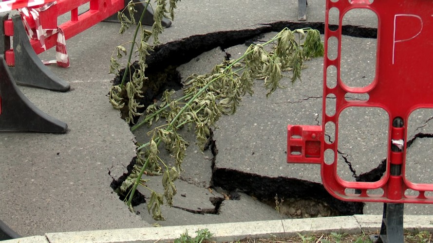 Асфальт провалился на оживлённом перекрёстке в Иркутске