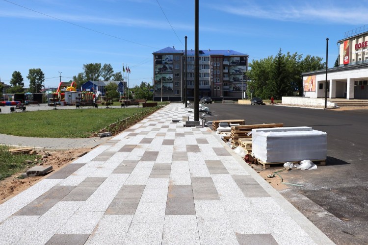 На «Чунском Арбате» монтируют трёхцветные тротуары и светящиеся опоры