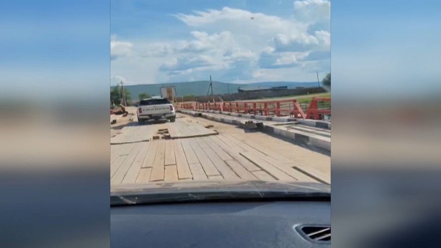 Искать другие пути придётся автомобилистам из-за закрытия моста в Жигаловском районе