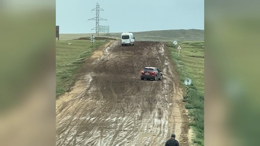 Туристы едва не опоздали на самолёт из-за размытых дорог на Ольхоне