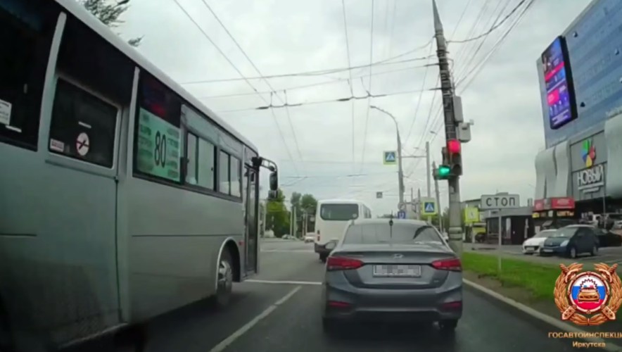 Автоинспекция Иркутска наказала водителей автобусов за опасный манёвр на улице Байкальской