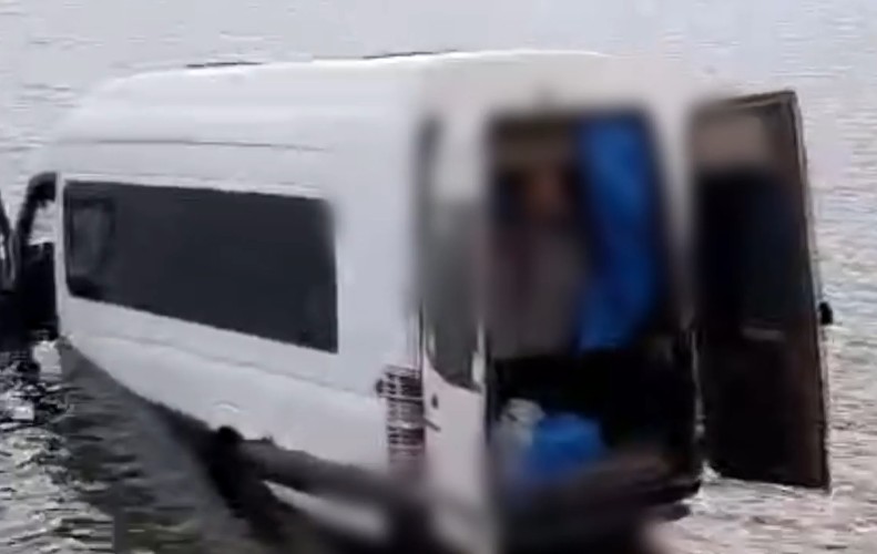 Микроавтобус скатился в Байкал в Ольхонском районе