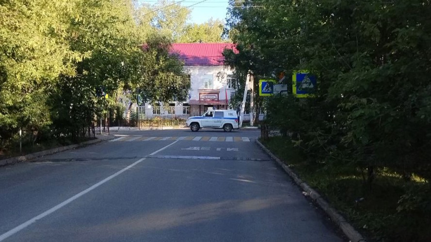 В Иркутске дорожные знаки прячутся за ветками деревьев