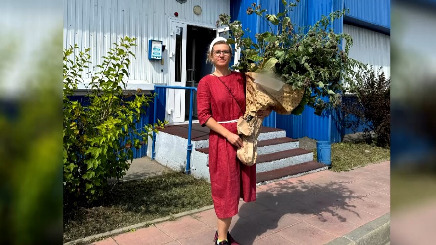 Букет из сорняков подарила иркутянка сотрудникам управляющих компаний
