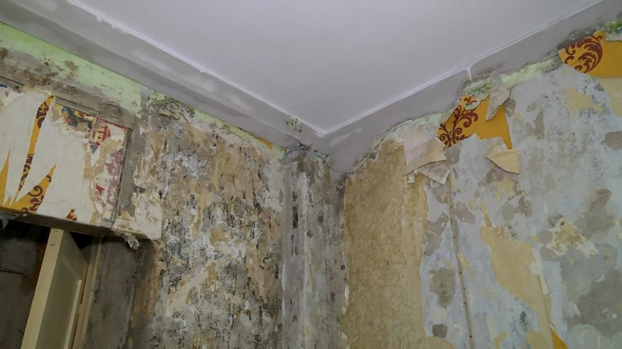 Стены разрушаются в квартирах одного из домов в Иркутске после тушения пожара