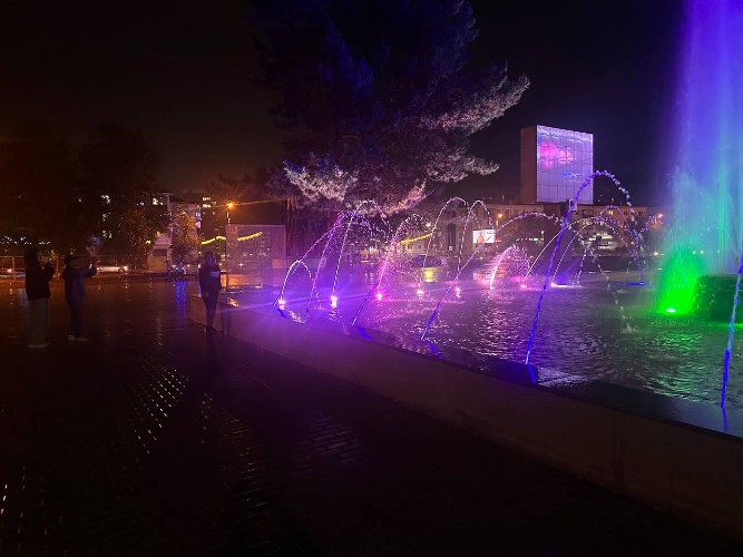 Подсветку получил фонтан у ДК «Современник» в Ангарске