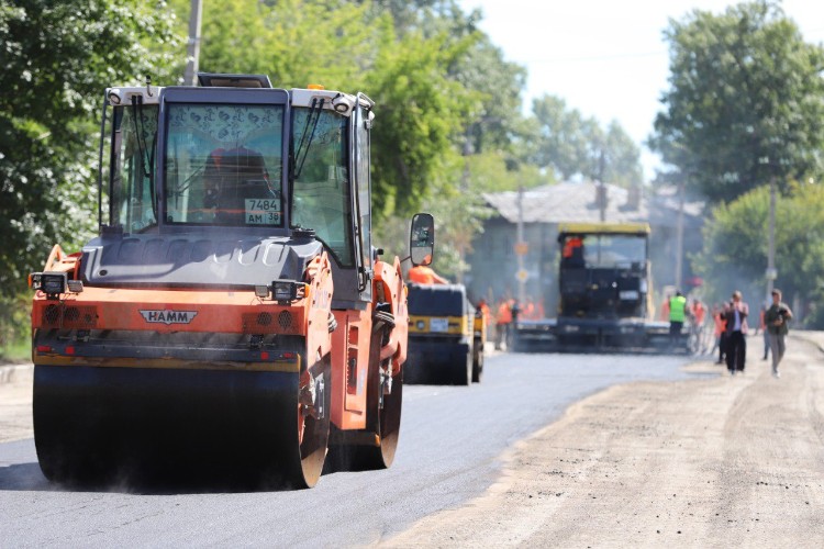 На улице Баррикад в Иркутске восстанавливают дорожное полотно