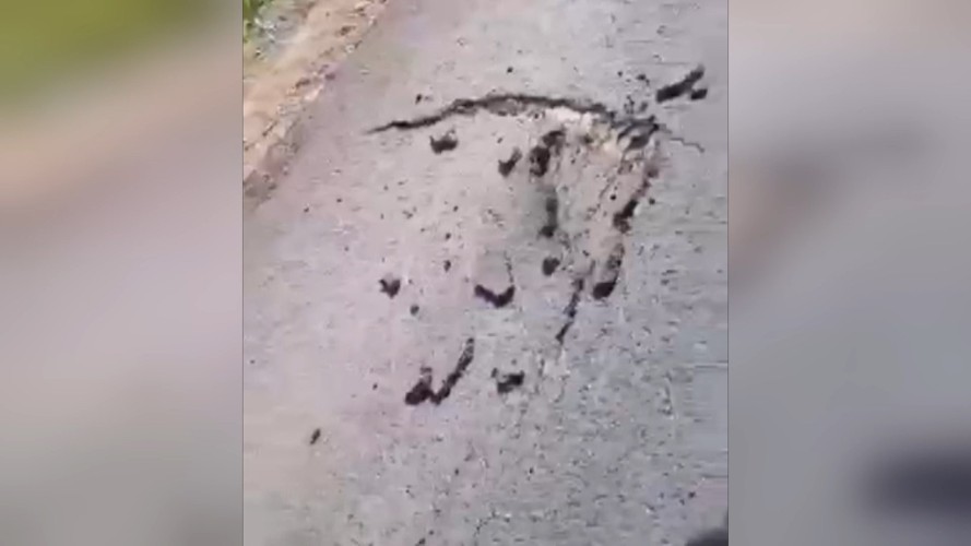 Разломать руками можно асфальт после ямочного ремонта на подъезде к Киренску