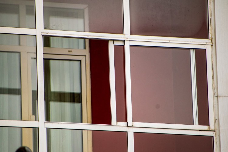 Житель Шелехова брал деньги за остекление балконов, но работу не выполнял