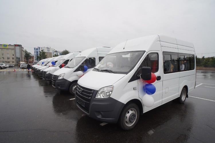 Восемь многодетных семей из Иркутской области получили новые «Газели»