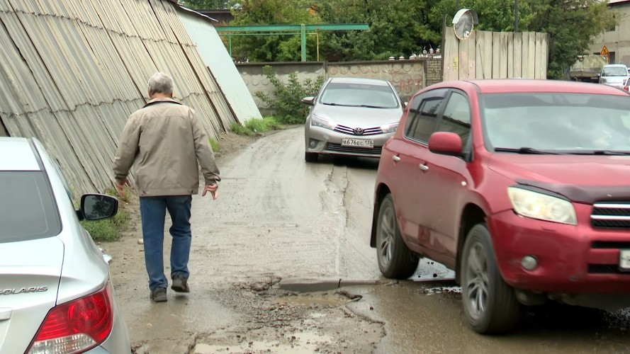 По тротуару объезжают разбитый участок на ул. Пискунова водители в Иркутске