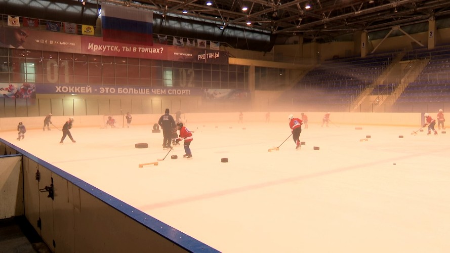 Тренировку для юных хоккеистов в Иркутске провели именитые спортсмены