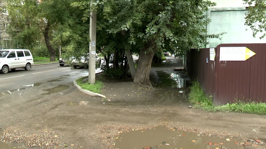 Ходить по грязи или дороге вынуждены пешеходы на ул. Ямской в Иркутске