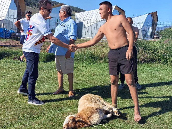 Песнями, армреслингом и бурятской борьбой отметили День Байкала в Иркутском районе