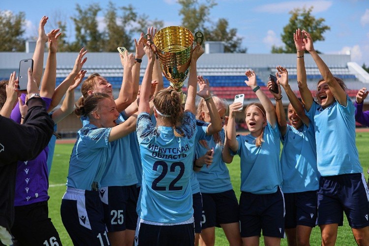 Победный кубок привезли иркутские футболистки из Бердска