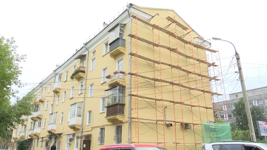 Украшающий фасад дома мурал закрасили ради капремонта здания в Иркутске